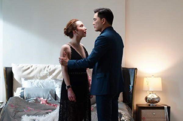 Chồng khoe ảnh ôm tình cũ, tôi không ghen còn thản nhiên khen đẹp, song màn ra tay sau đó mới khiến anh chết lặng