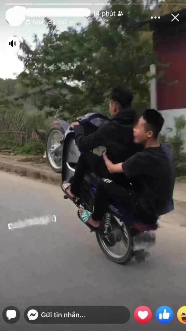 Nhóm thanh niên “bốc đầu” xe máy, quay clip đăng mạng xã hội
