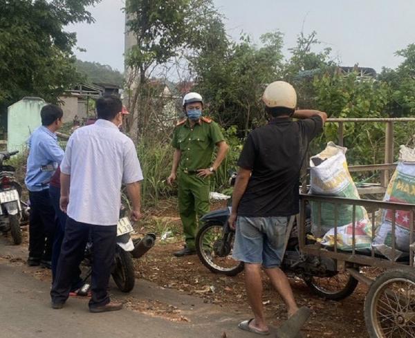Một người dân bị xử phạt hành chính vì vứt, bỏ rác thải trên vỉa hè