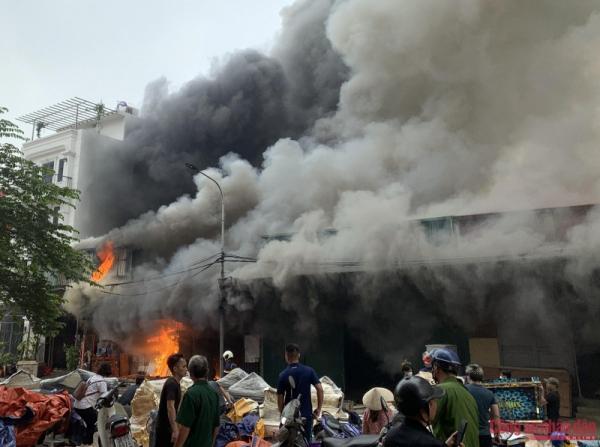 Cháy lớn kèm tiếng nổ ở dãy kho xưởng tại Đền Lừ
