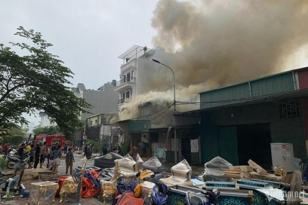 Toàn cảnh vụ cháy cụm 4 kho xưởng tại quận Hoàng Mai, Hà Nội