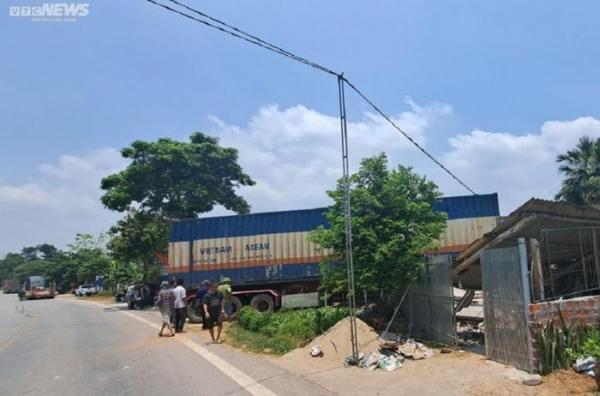 Xe container lao vào nhà dân, đâm gãy chân một phụ nữ