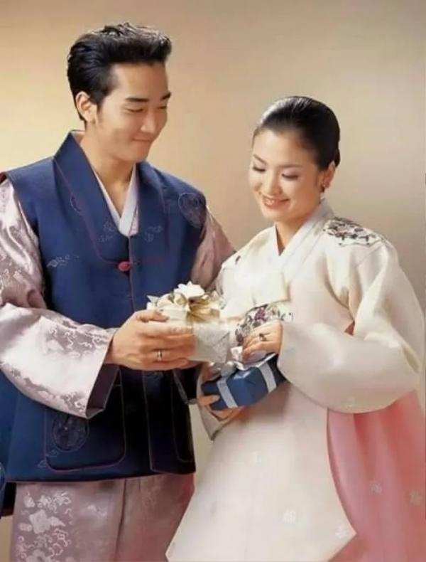 Lộ ảnh cưới phong cách truyền thống của Song Hye Kyo, chú rể đẹp “ăn đứt” Song Joong Ki