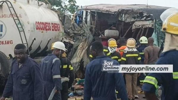 Ghana: Xe buýt đâm trực diện xe bồn khiến 16 người thiệt mạng