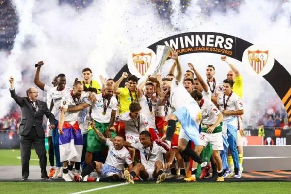 Khoảnh khắc Sevilla nâng cao chức vô địch Europa League lần thứ 7 trong lịch sử