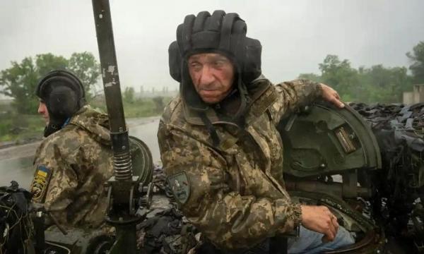 Tướng hàng đầu Ukraine: Đình chỉ tấn công 2 bên sườn Bakhmut