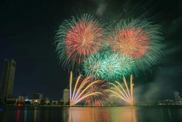 Mãn nhãn với “đại tiệc” pháo hoa bên sông Hàn