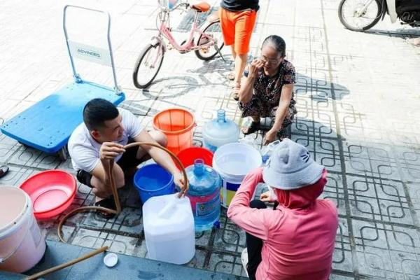 Người dân đi xin từng xô nước dưới cái nóng 40 độ C