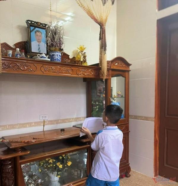 Nghẹn ngào hình ảnh cậu bé khoe giấy khen trước bàn thờ người cha đã khuất