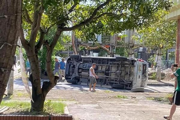 Ô tô khách 16 chỗ lật nghiêng sau khi bị húc giữa ngã tư ở Quảng Ninh
