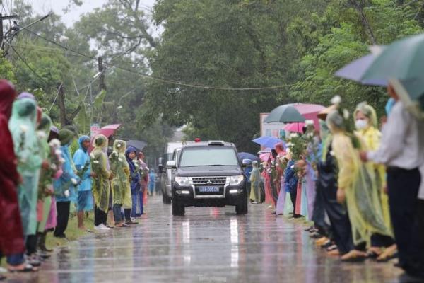 Xúc động hàng trăm người đội mưa, đón linh cữu liệt sĩ Lê Ánh Sáng về quê nhà