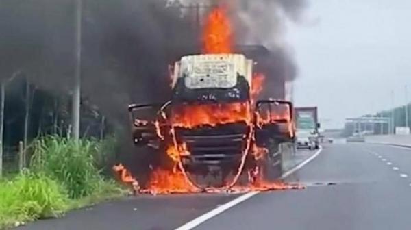 Xe tải bốc cháy ngùn ngụt trên cao tốc Phan Thiết - Dầu Giây