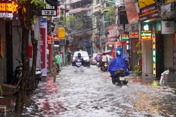 Nhiều tuyến phố Hà Nội ngập sâu, nước tràn vào nhà dân