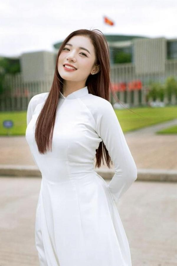 “Nữ MC trẻ nhất VTV” nền nã trong tà áo dài ngày Quốc khánh