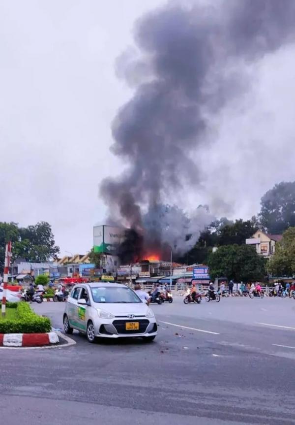 Cháy lớn ở TP Biên Hòa, đứng xa hàng km vẫn thấy khói