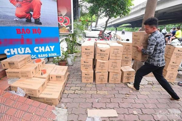 Người dân đổ xô mua thiết bị cứu hỏa mang về thử tập thoát hiểm từ tầng cao