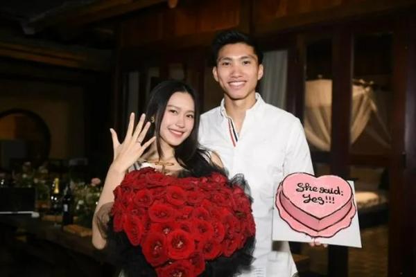 Đoàn Văn Hậu cầu hôn bạn gái, dàn sao gửi lời chúc mừng, chờ ngày tổ chức đám cưới