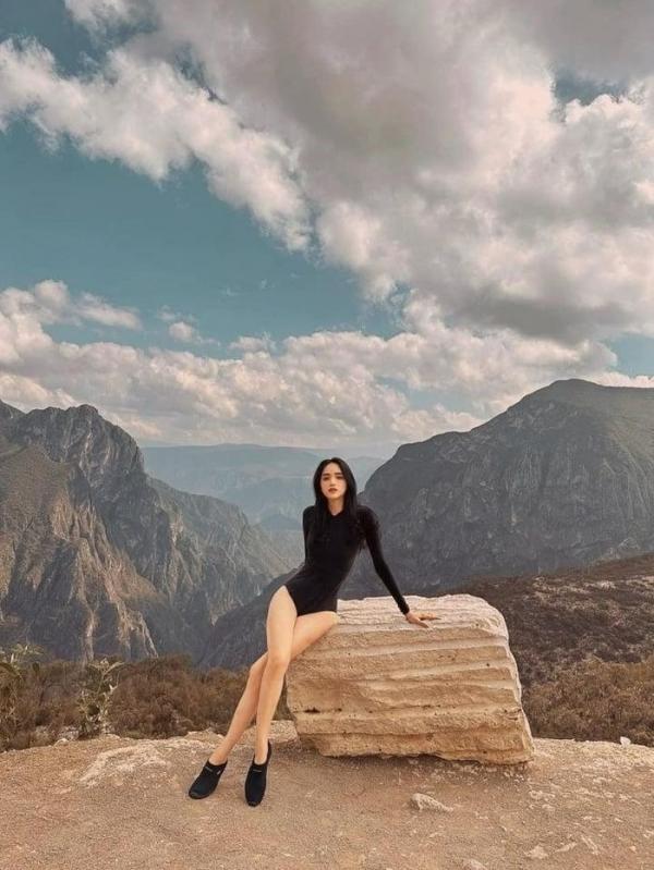 Hương Giang diện áo tắm khoe chân dài, eo thon giữa vùng núi Mexico