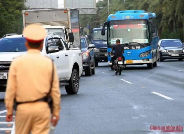 Xe máy quay đầu trốn chạy CSGT trên Đại lộ Thăng Long