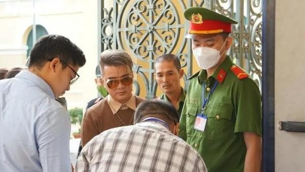 Đàm Vĩnh Hưng, Vy Oanh tới phiên tòa xét xử Nguyễn Phương Hằng