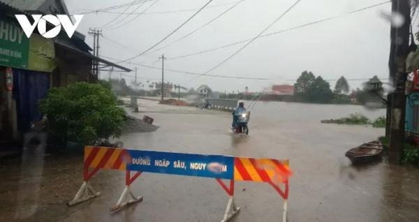 Mưa lớn gây sạt lở ngập lụt ở Miền Trung, các trường chủ động cho học sinh nghỉ học