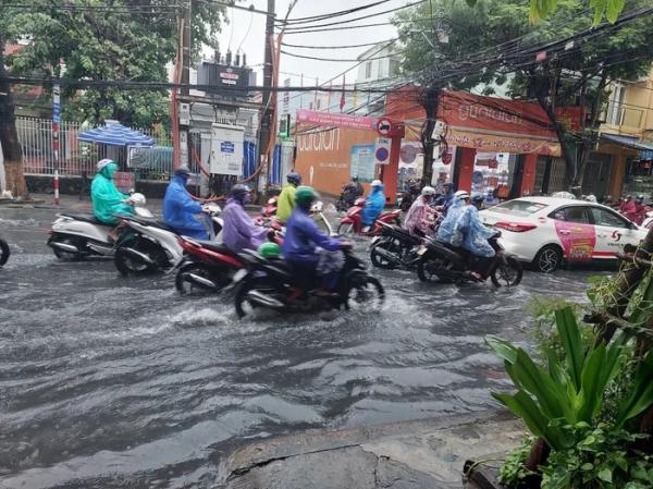 Đà Nẵng: Giao thông rối loạn, ô tô “bơi” giữa trưa sau cơn mưa lớn