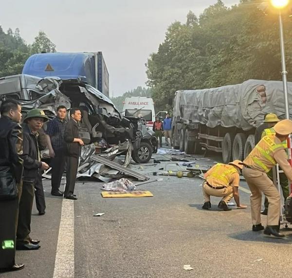 Tai nạn liên hoàn 5 người chết ở Lạng Sơn: Điều bất thường trong xe 16 chỗ