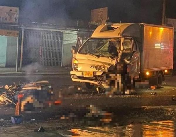 Đồng Nai: Xe máy “kẹp 4” đấu đầu xe tải, 3 người chết