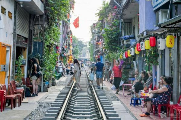 Hà Nội: Xuất hiện phố cà phê đường tàu “mới mọc”, khách ra vào nườm nượp