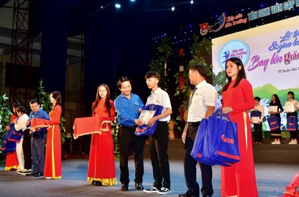 Trao tặng 90 suất học bổng cho sinh viên vượt khó ở Tây Nguyên