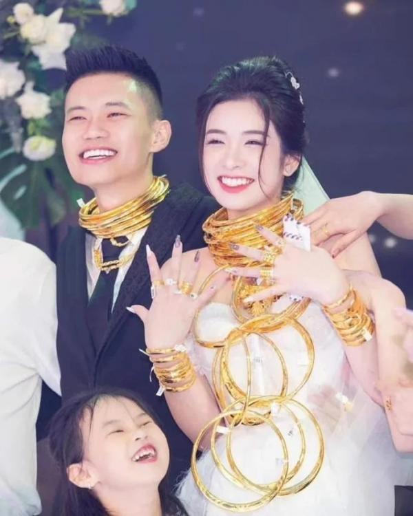 Cô dâu Thanh Hóa đeo vàng trĩu cổ, đám cưới dùng 2 tấn hoa tươi