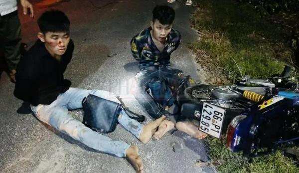 Bình Dương: 2 thanh niên “đá nóng” xe máy bị người dân tóm gọn