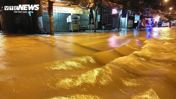 Nửa đêm nước lớn, dân “rốn lũ” Đà Nẵng bơ phờ dọn đồ chạy lụt