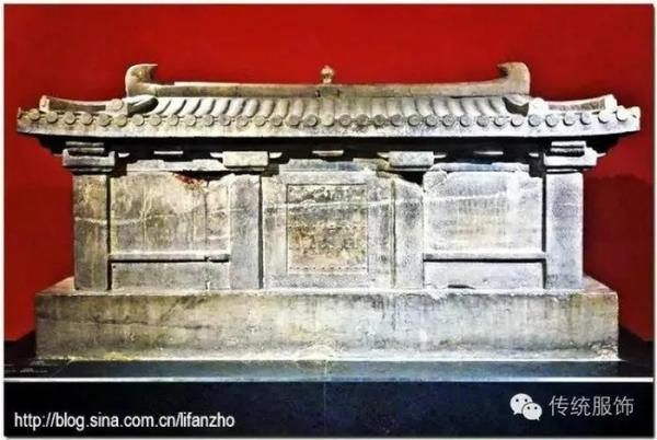 Mở nắp quan tài cổ, chuyên gia kinh hãi thấy 4 chữ này