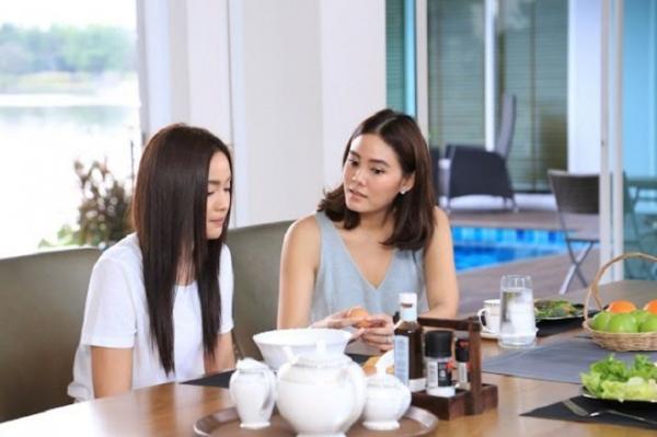 Thấy xe của anh rể, định tiến tới chào hỏi tôi khựng lại khi thấy người bên cạnh anh