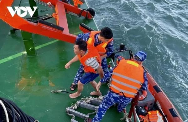 Tàu Cảnh sát biển đưa 14 ngư dân tàu cá Bình Định vào đất liền