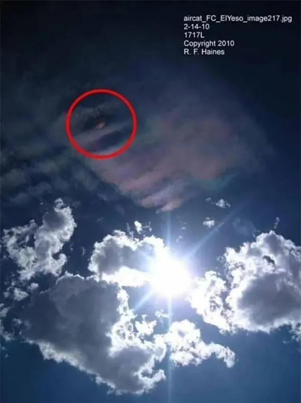 Giật mình vật thể lạ xuất hiện trên dãy núi Andes: UFO ghé thăm?