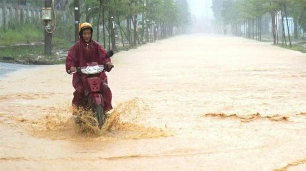 Miền Trung mưa lớn, nguy cơ cao lũ quét và sạt lở ở 6 tỉnh thành