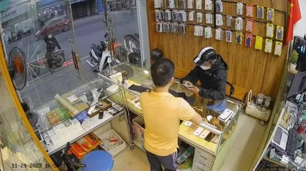 Hai sinh viên ở Hà Nội về Hải Dương cướp tại cửa hàng điện thoại