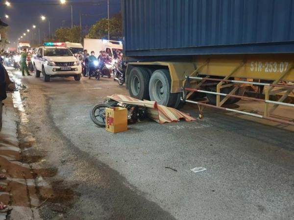 Xe container va chạm xe máy, một người t‌ử von‌g