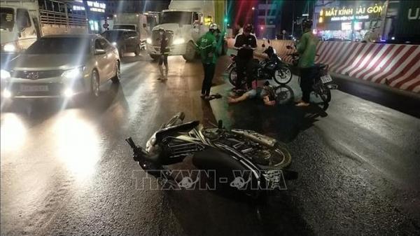 Bình Dương: Nhiều người đi xe máy bị ngã vì xe chở dầu rò rỉ chảy ra đường