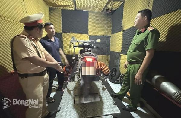 Triệt phá lò “độ” xe mô tô lớn nhất Biên Hòa, trang bị cả phòng cách âm để đo tốc độ xe
