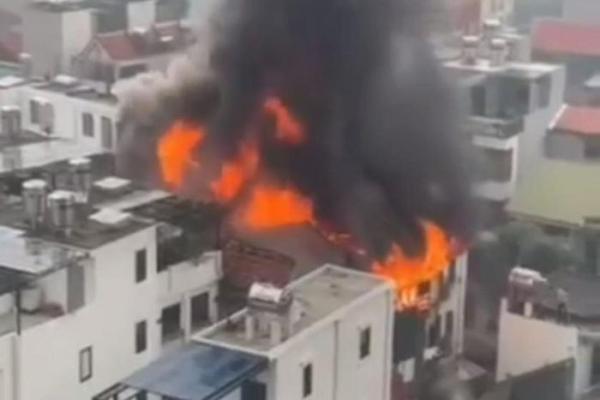 Cháy dữ dội tại một ngôi nhà ở quận Long Biên