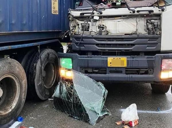 Hai bé trai t‌ử von‌g do bánh xe tải rơi văng trúng