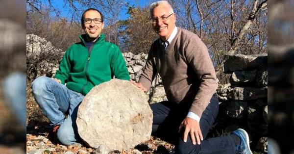 Phát hiện tảng đá 2.400 tuổi, lộ bí mật chấn động cả thế giới