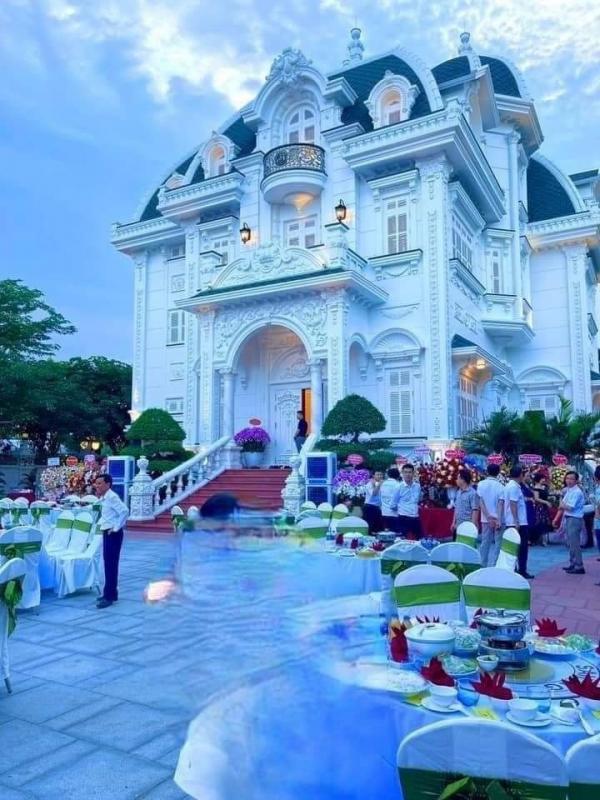 Xôn xao bữa tiệc tại biệt thự của cụ bà 80 tuổi ở Hà Tĩnh