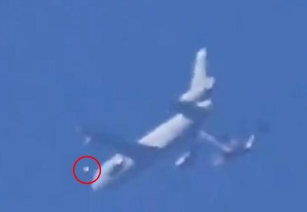 Phát hiện UFO lơ lửng quanh Air Force One: Người ngoài hành tinh đang theo đuôi Tổng thống Biden?