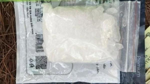 Người đàn ông nhận 2 triệu để vận chuyển túi nilon chứa tinh thể nghi m‌a tú‌y