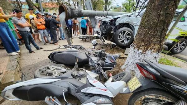Hiện trường ô tô “điên” tông bay loạt xe máy, ô tô giữa trung tâm thành phố Huế