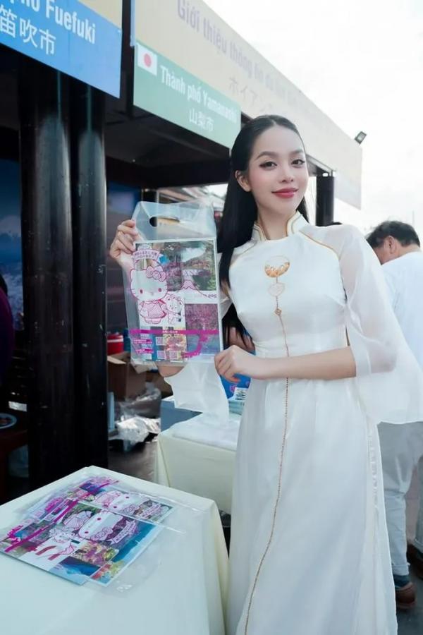 Hoa hậu Thanh Thủy cùng Á hậu Phương Anh quảng bá du lịch phố cổ Hội An